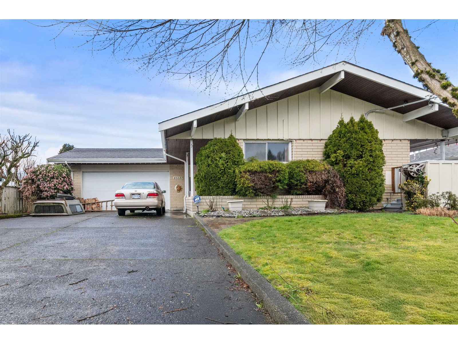 Property at 46681 MACKEN AVENUE image 2