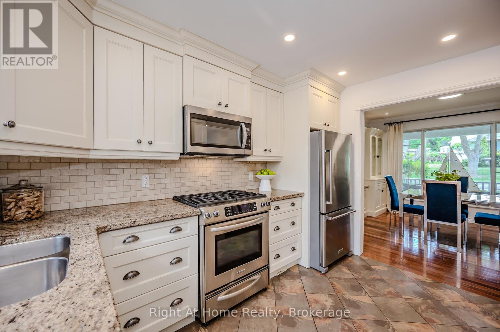 76 Brock Street W, Oakville, Ontario  L6K 2Z1 - Photo 10 - W12038641