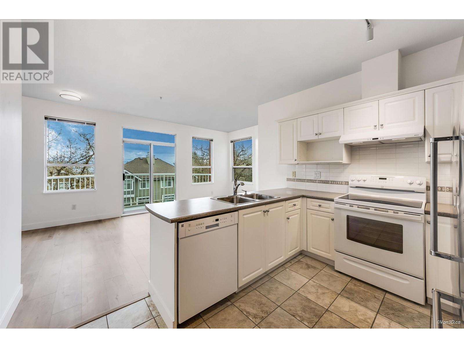205 5270 Oakmount Crescent, Burnaby, British Columbia  V5H 4S1 - Photo 6 - R2981237