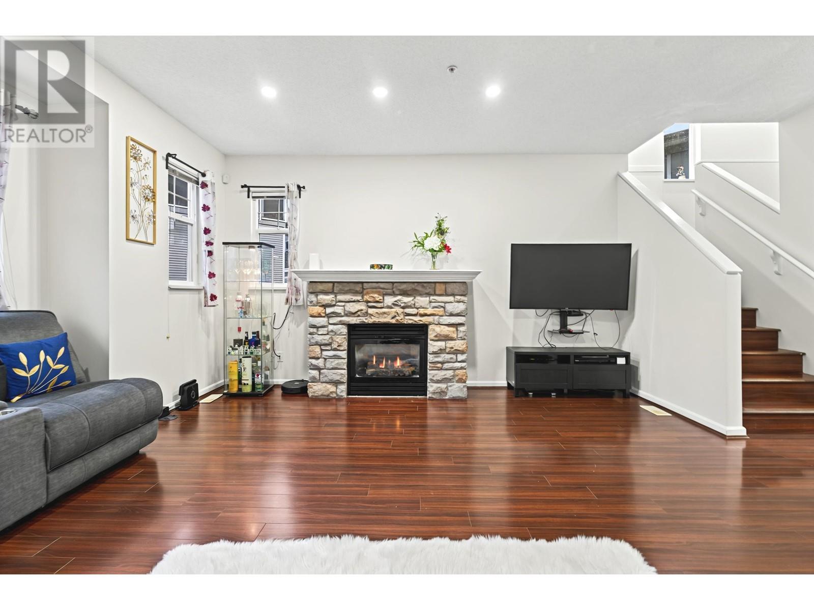 57 1010 Ewen Avenue, New Westminster, British Columbia  V3M 5C9 - Photo 2 - R2981246