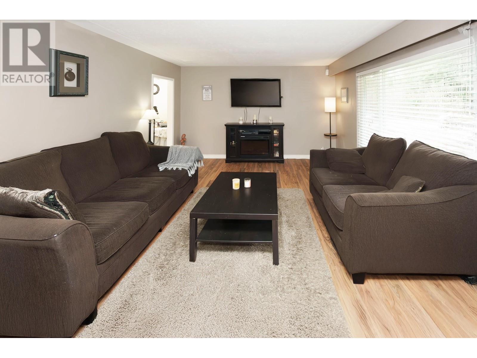 Property at 3980 OXFORD STREET image 2