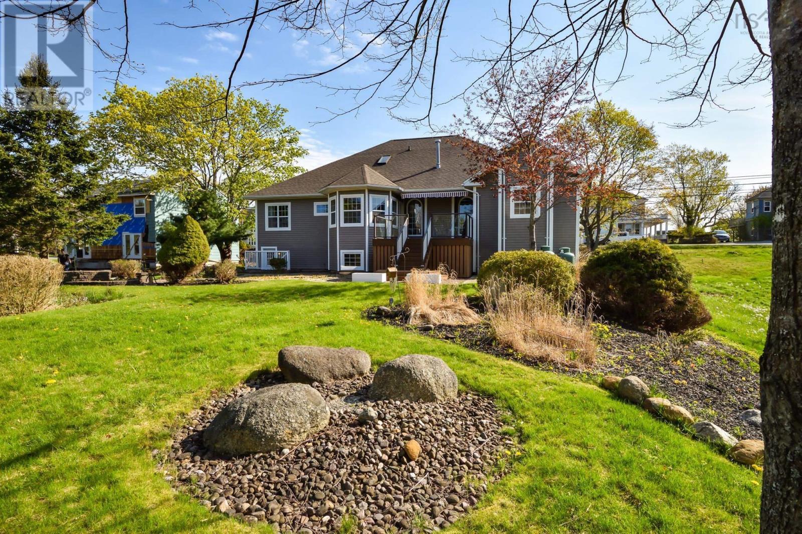 107 Dufferin Street, Lunenburg, Nova Scotia  B0J 2C0 - Photo 2 - 202505696