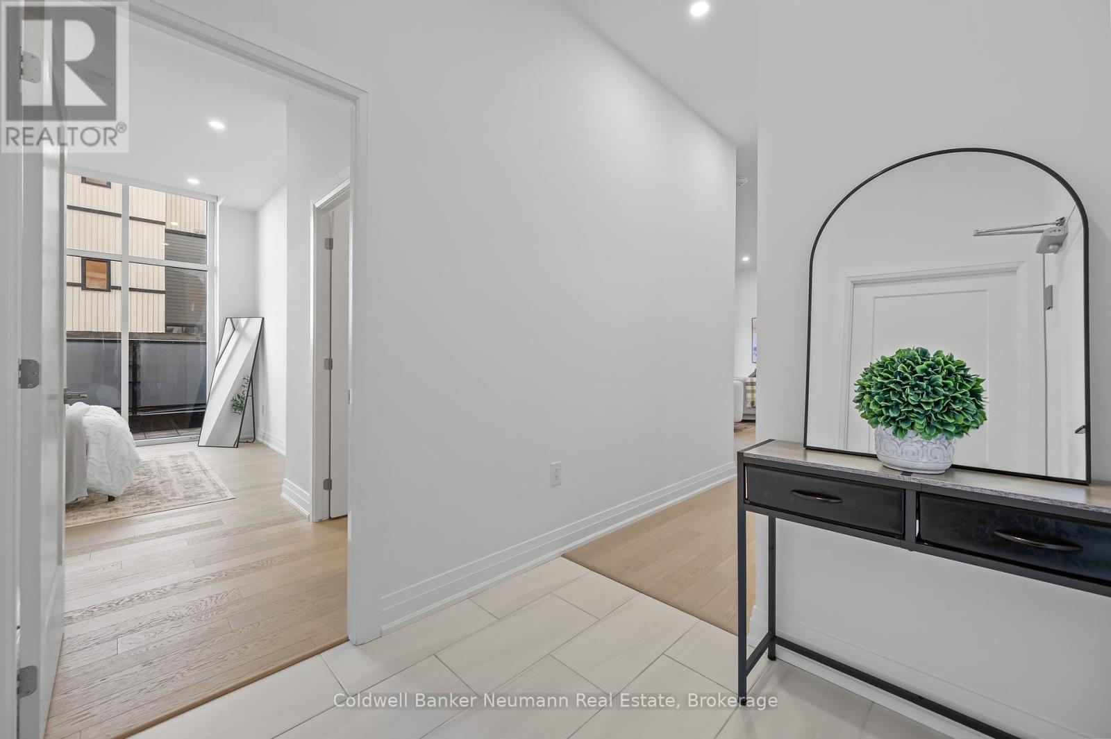 Property at 101 - 71 WYNDHAM STREET S image 5