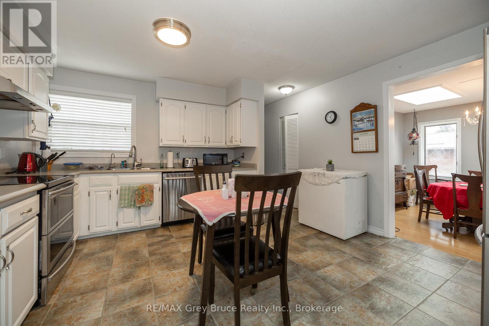 384 Urstadt Street, Georgian Bluffs, Ontario  N4K 6V5 - Photo 10 - X11917444