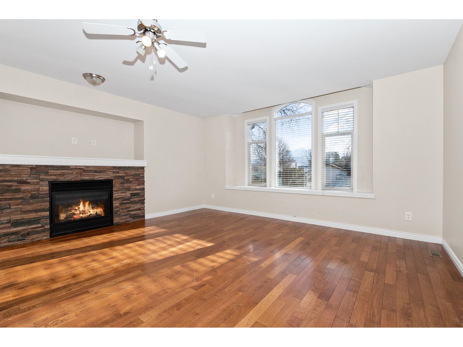 Property at 46151 THIRD AVENUE image 2