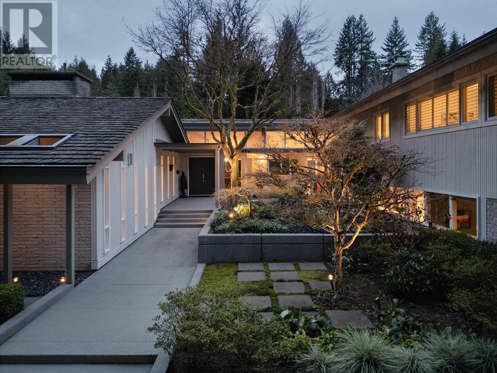 425 Rabbit Lane, West Vancouver, British Columbia  V7S 1J1 - Photo 2 - R2981355