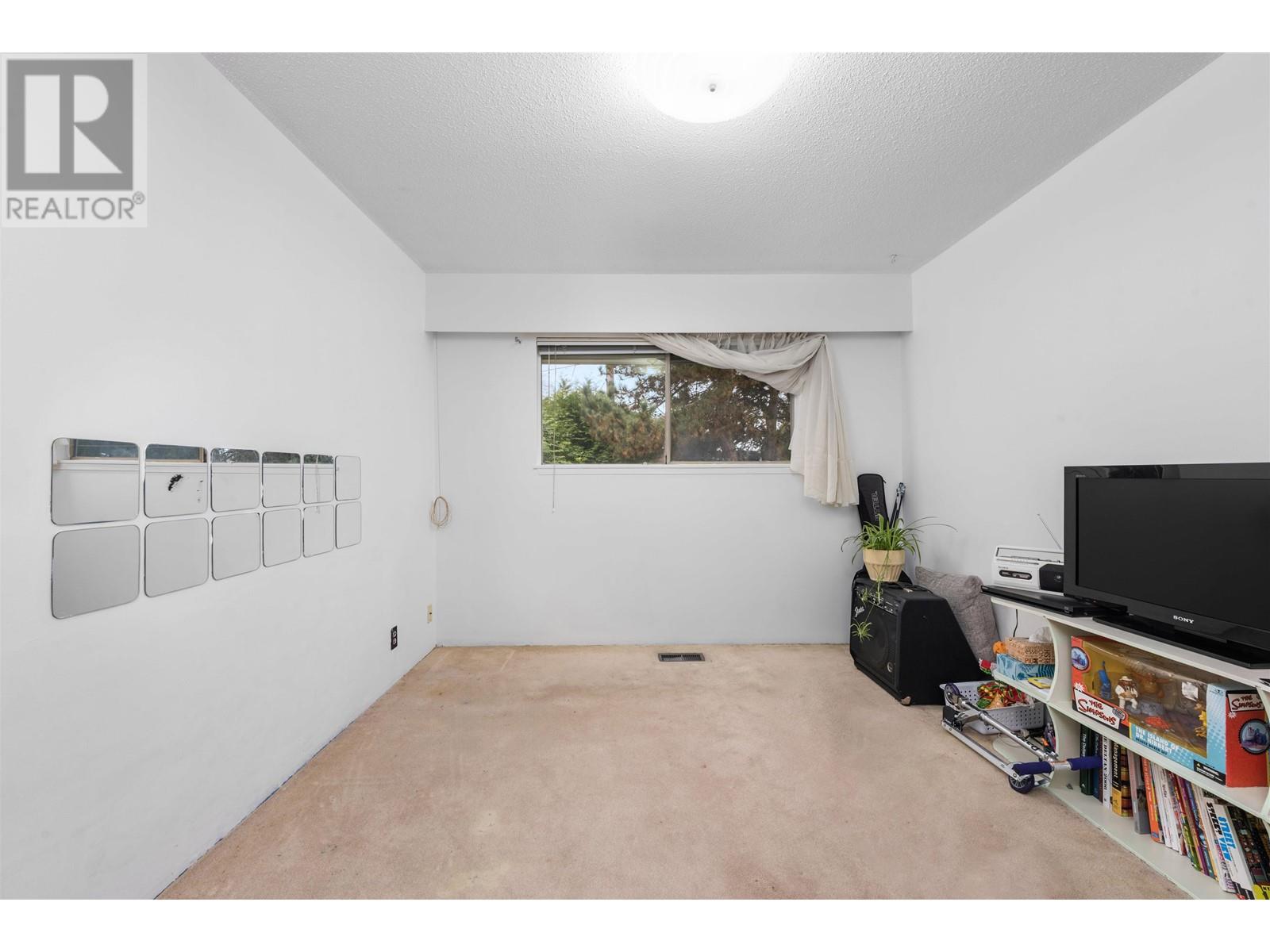 Property at 4785 46 AVENUE image 3
