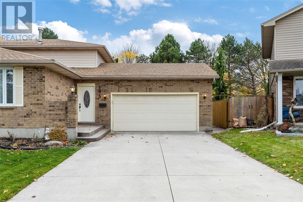 Property at 125 CONESTOGA DRIVE image 4
