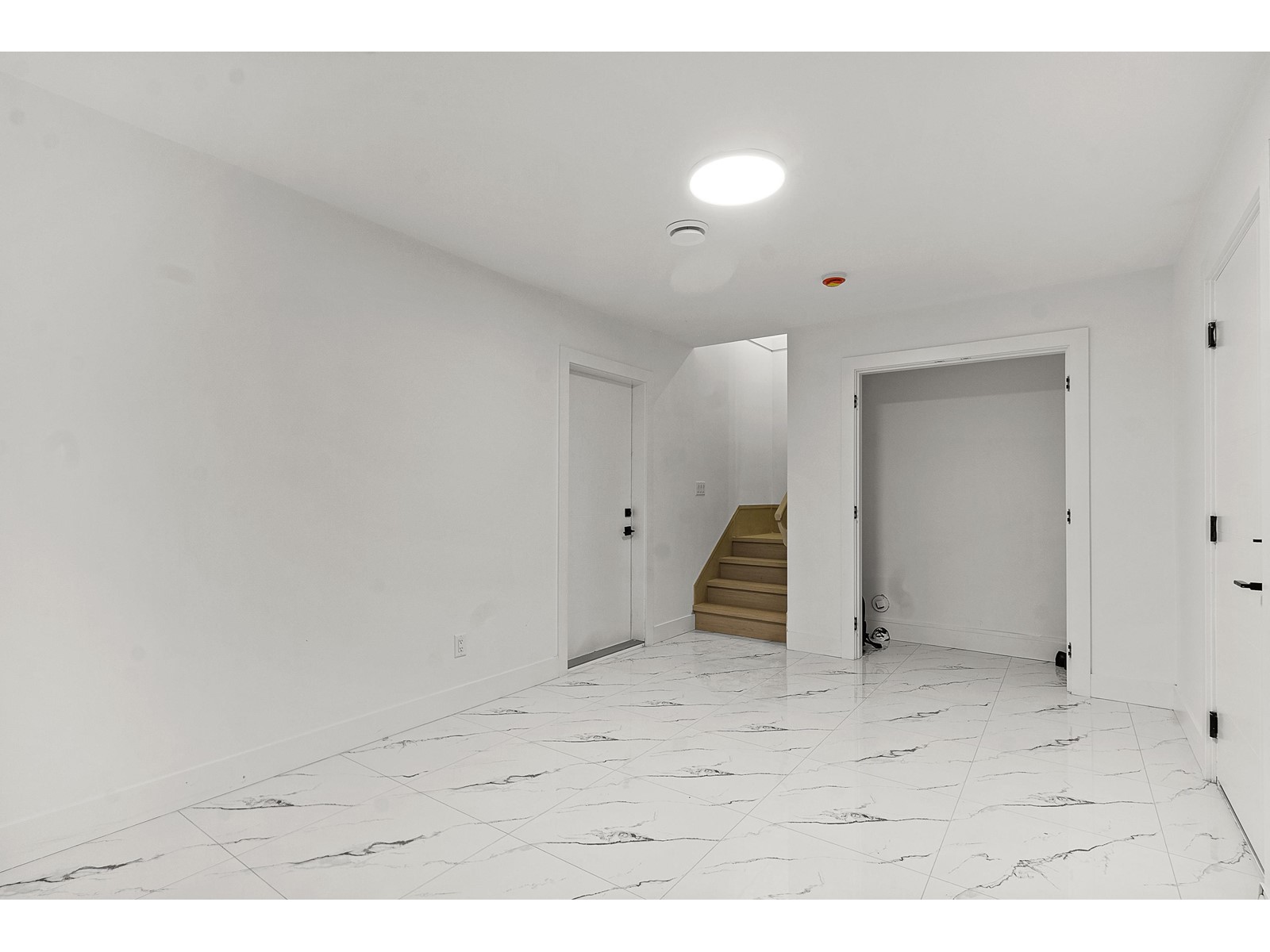 Property at 4 2360 CRESCENT WAY image 4