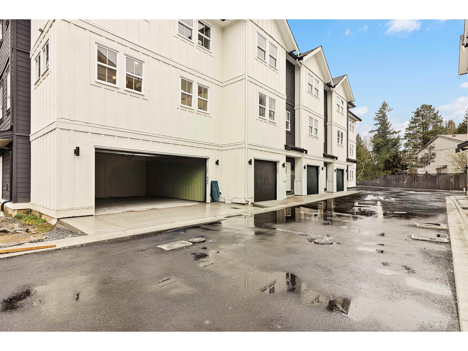 Property at 4 2360 CRESCENT WAY image 2