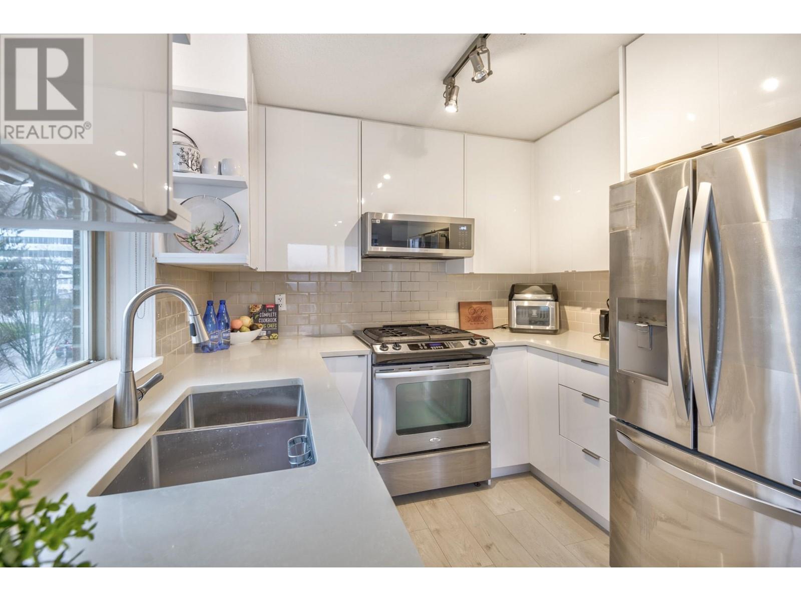 Listing Picture 5 of 29 : 305 4728 DAWSON STREET, Burnaby / 本拿比 - 魯藝地產 Yvonne Lu Group - MLS Medallion Club Member