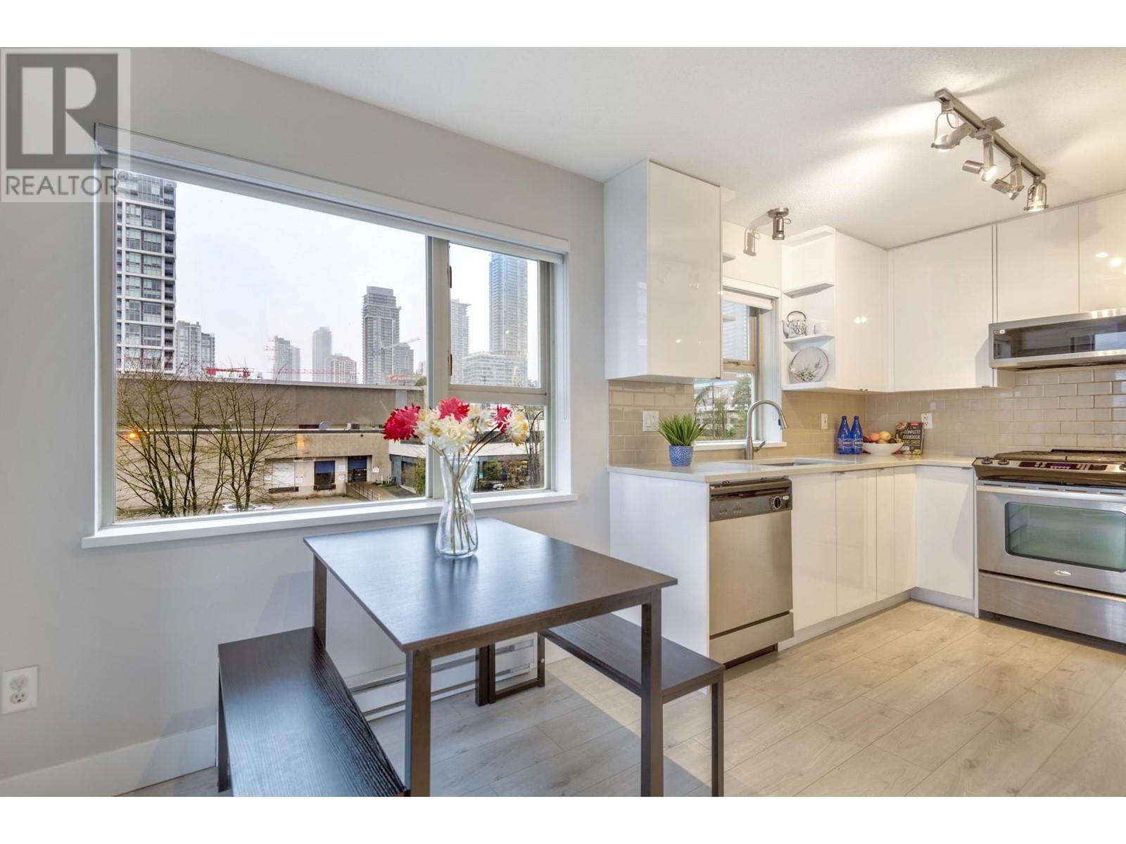 Listing Picture 3 of 29 : 305 4728 DAWSON STREET, Burnaby / 本拿比 - 魯藝地產 Yvonne Lu Group - MLS Medallion Club Member