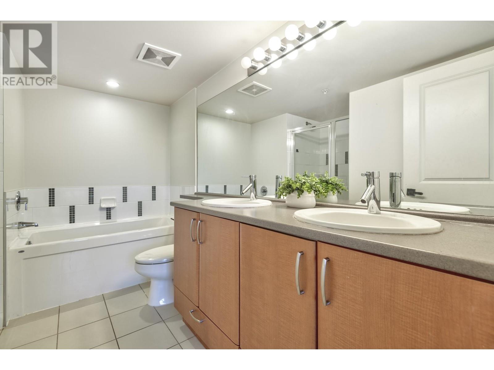 Listing Picture 17 of 29 : 305 4728 DAWSON STREET, Burnaby / 本拿比 - 魯藝地產 Yvonne Lu Group - MLS Medallion Club Member