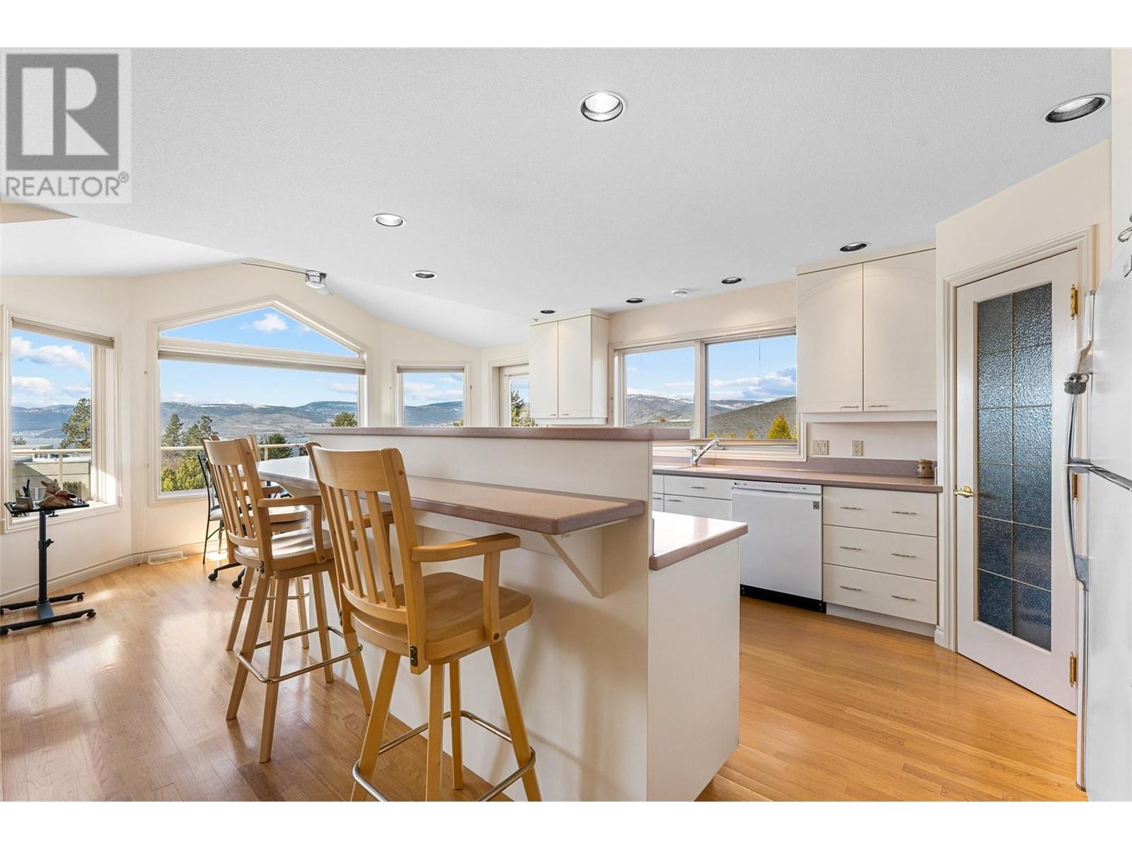 Property at 307 Sandpiper Court image 4
