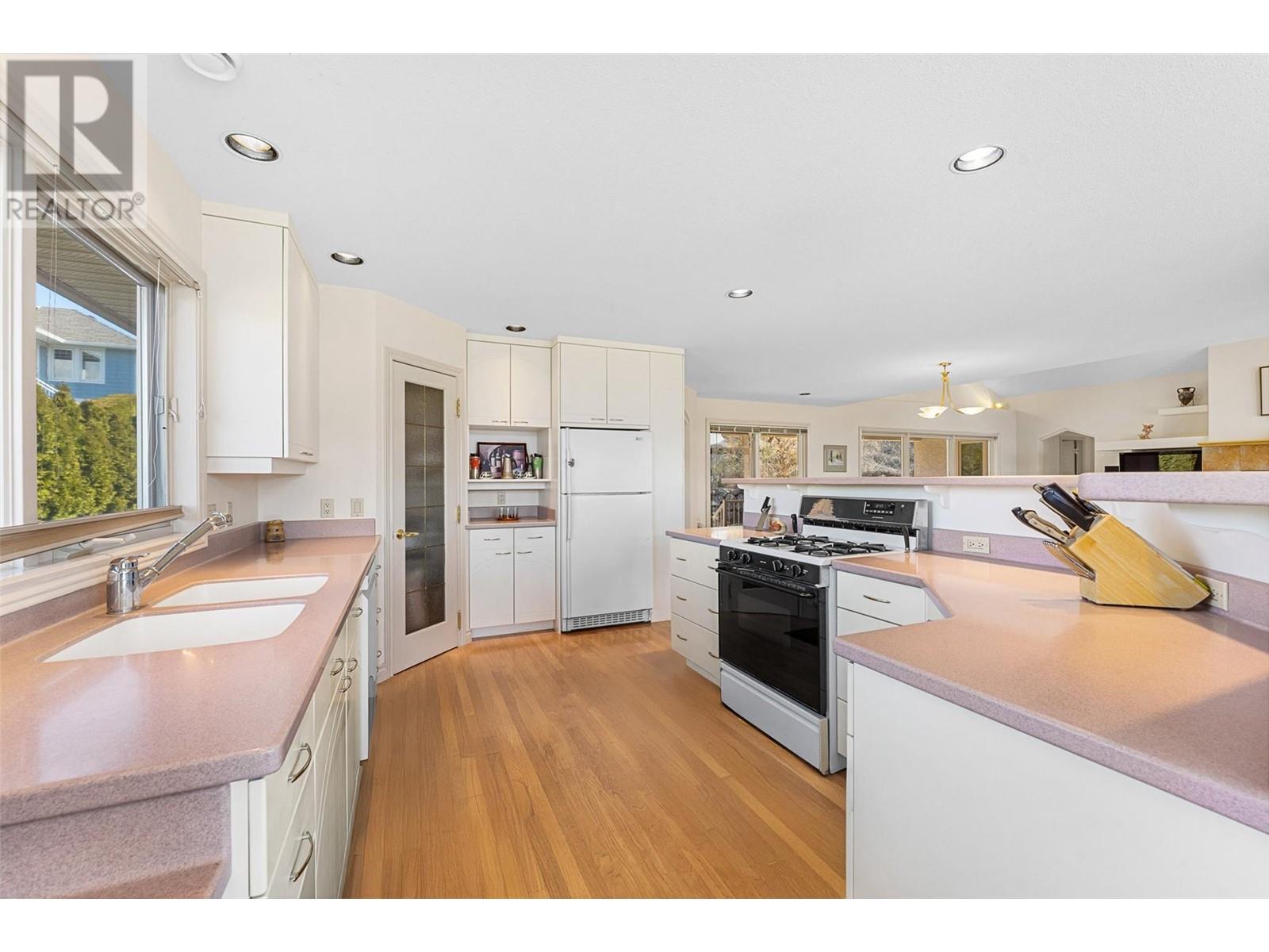 Property at 307 Sandpiper Court image 5