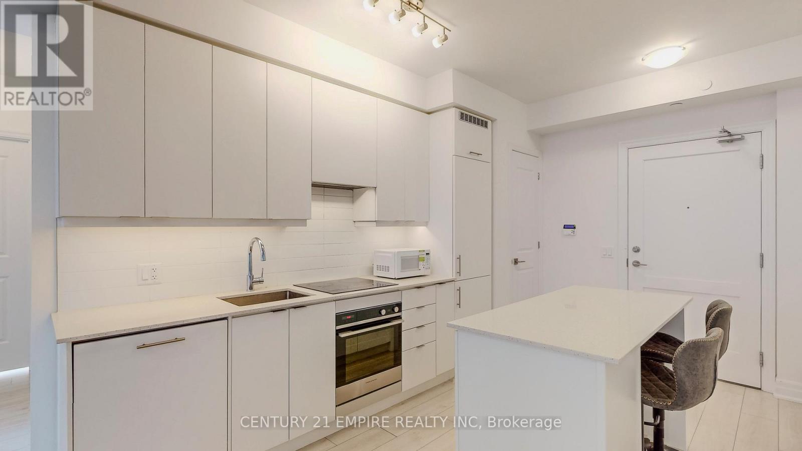 610 - 30 Elm Drive, Mississauga, Ontario  L5B 0N6 - Photo 3 - W12039181