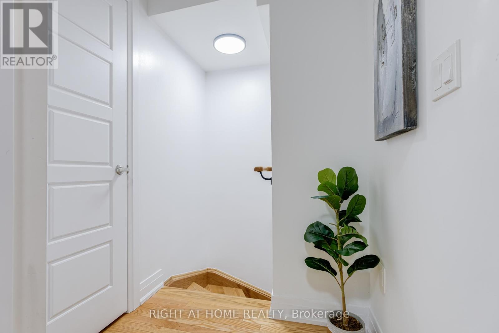 Property at 52 - 719 LAWRENCE AVENUE W image 4