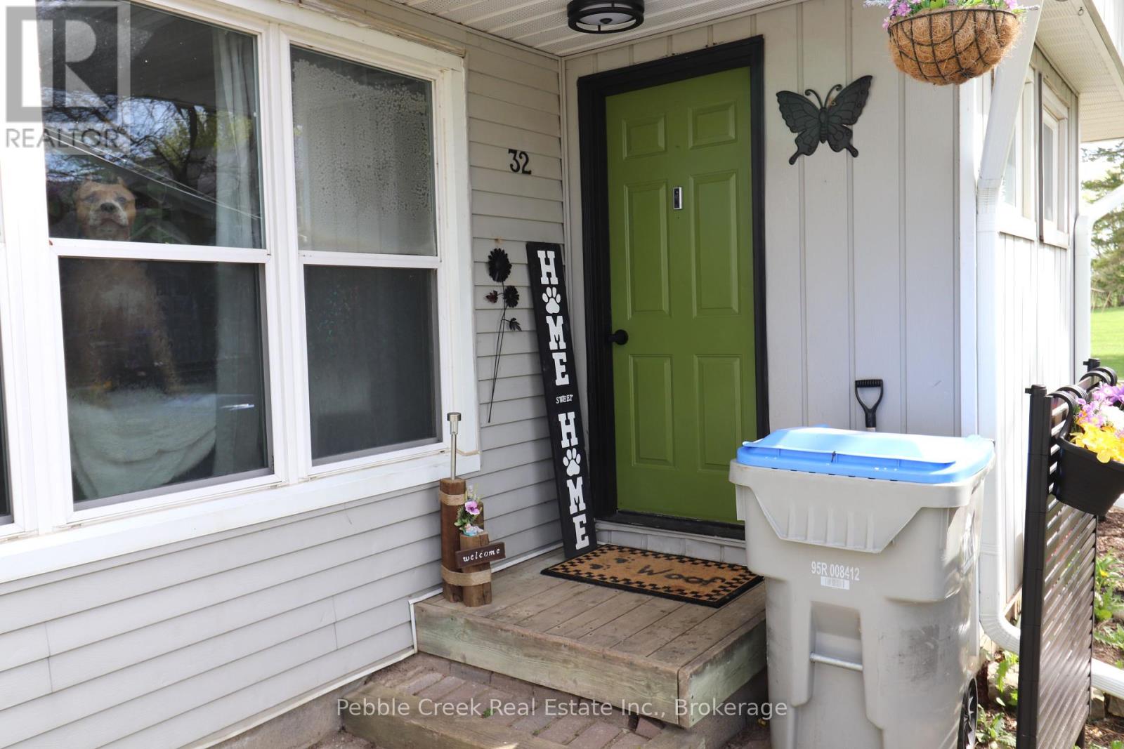 32 St Charles Place, Huron East, Ontario  N0M 1L0 - Photo 2 - X12039346