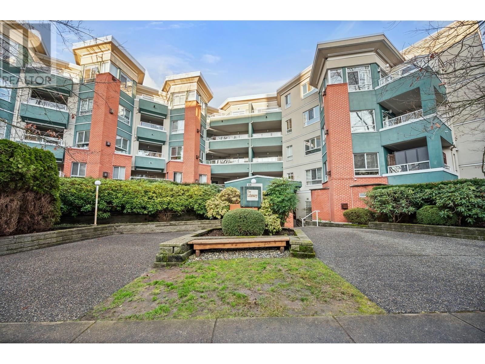 308 128 W 8 Street, North Vancouver, British Columbia  V7M 3M1 - Photo 2 - R2981628