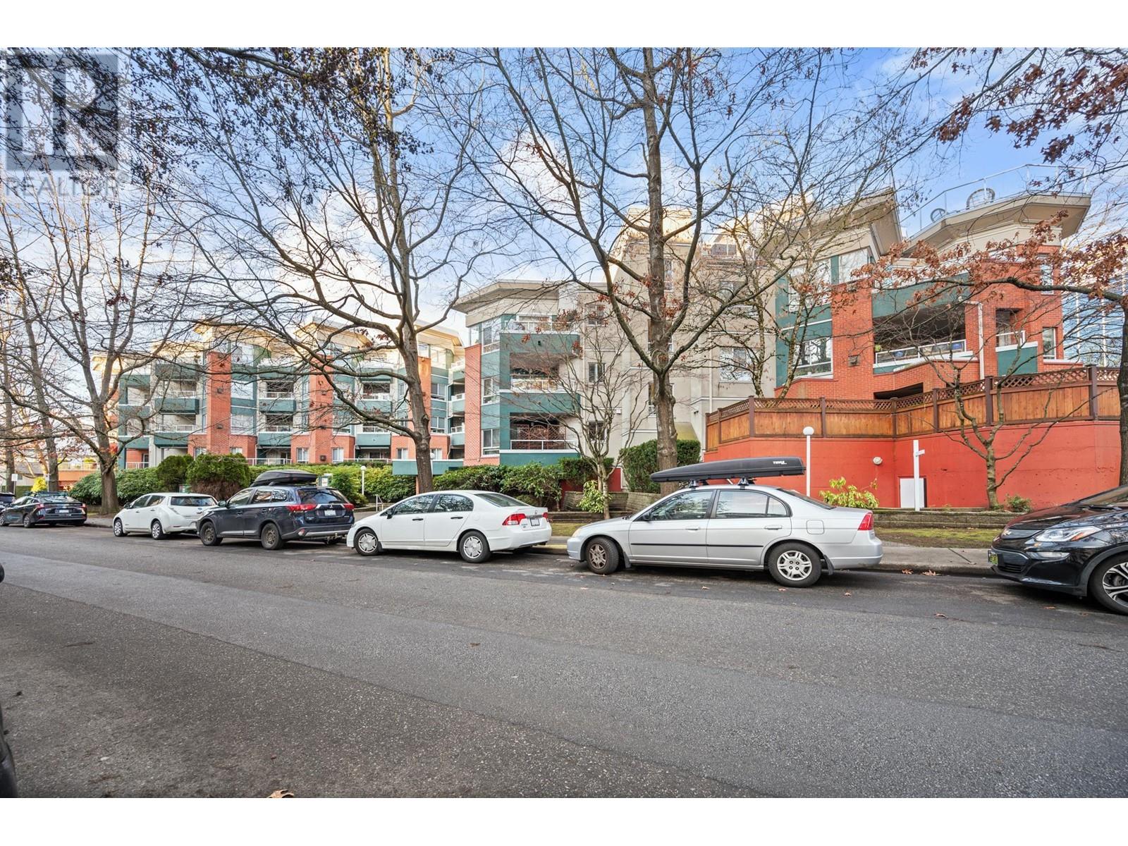 308 128 W 8 Street, North Vancouver, British Columbia  V7M 3M1 - Photo 4 - R2981628