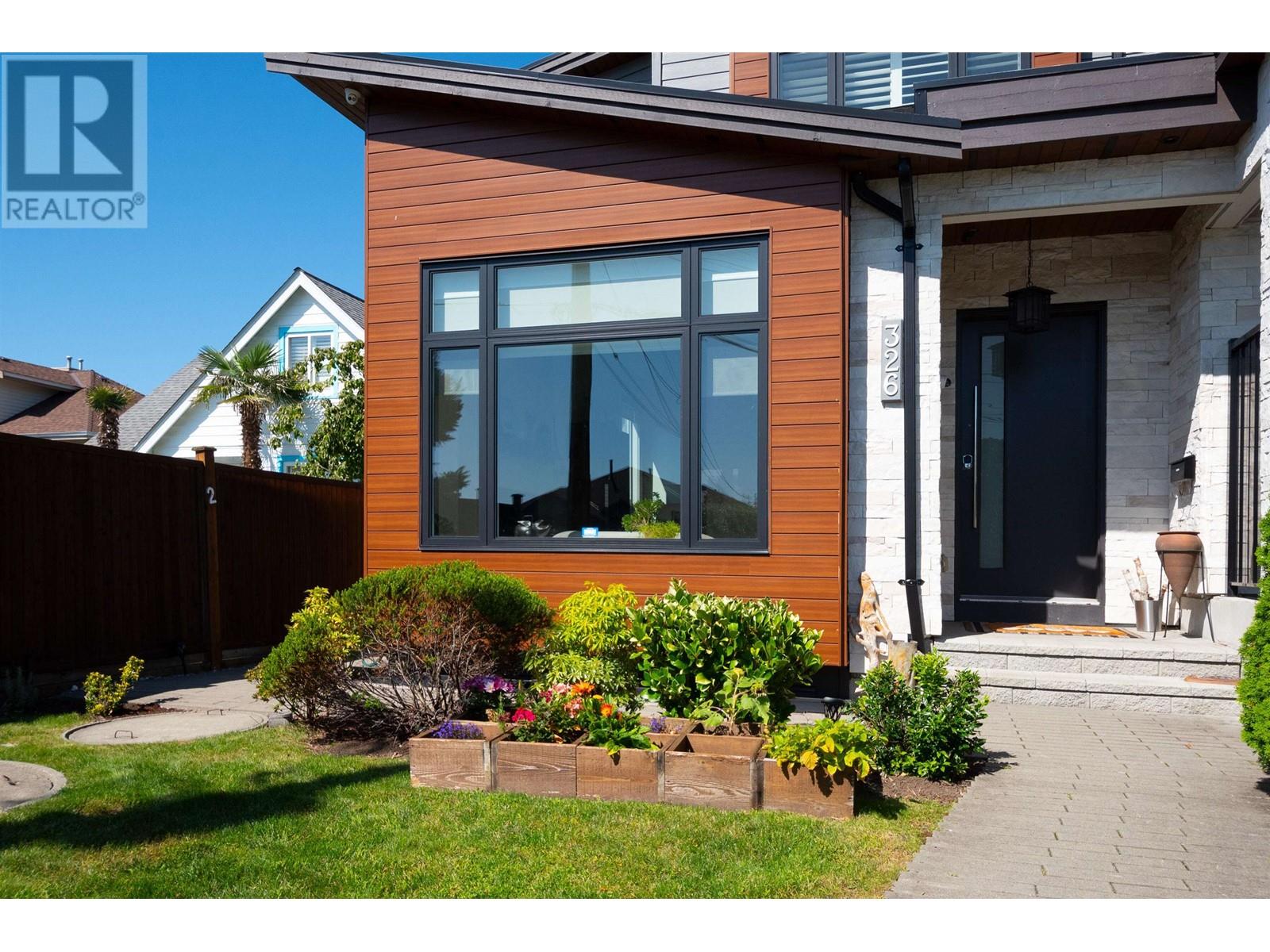 326 E 8th Street, North Vancouver, British Columbia  V7L 1Z3 - Photo 2 - R2981642