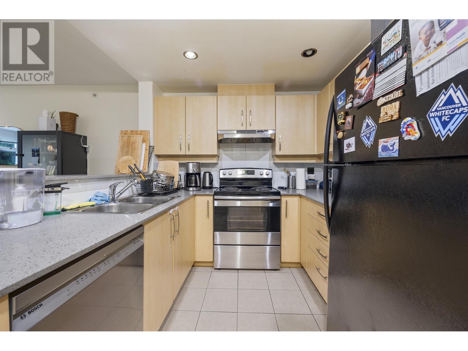 004 9288 University Crescent, Burnaby, British Columbia  V5A 4X7 - Photo 2 - R2981435