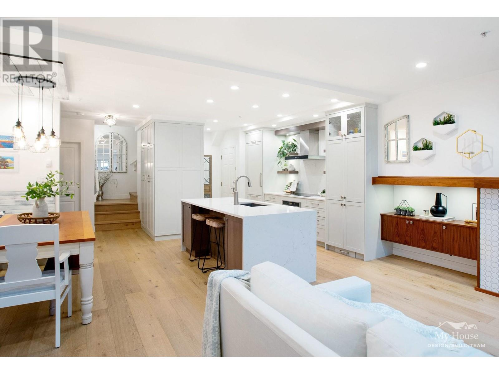 2558 W 6th Avenue, Vancouver, British Columbia  V6K 1W5 - Photo 1 - R2981492