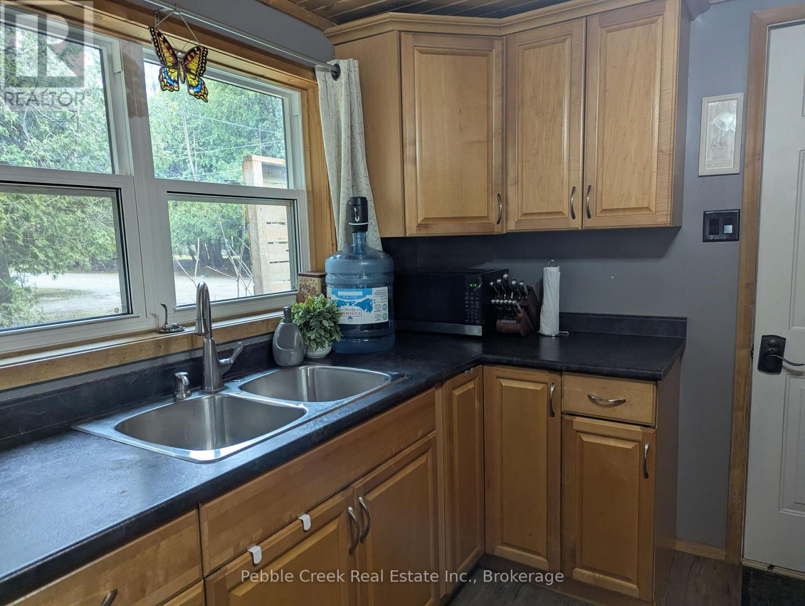 Property at 1 ROBBIE LANE image 3