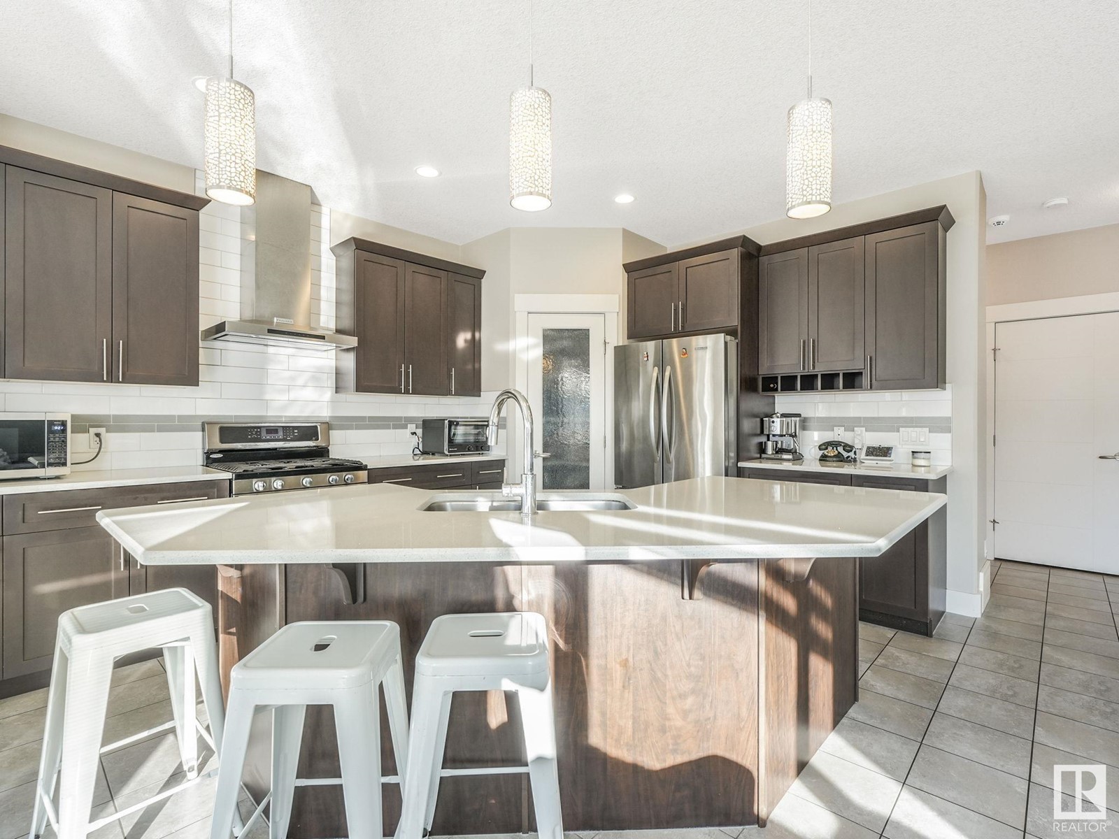 Property at 21915 80 AV NW image 2