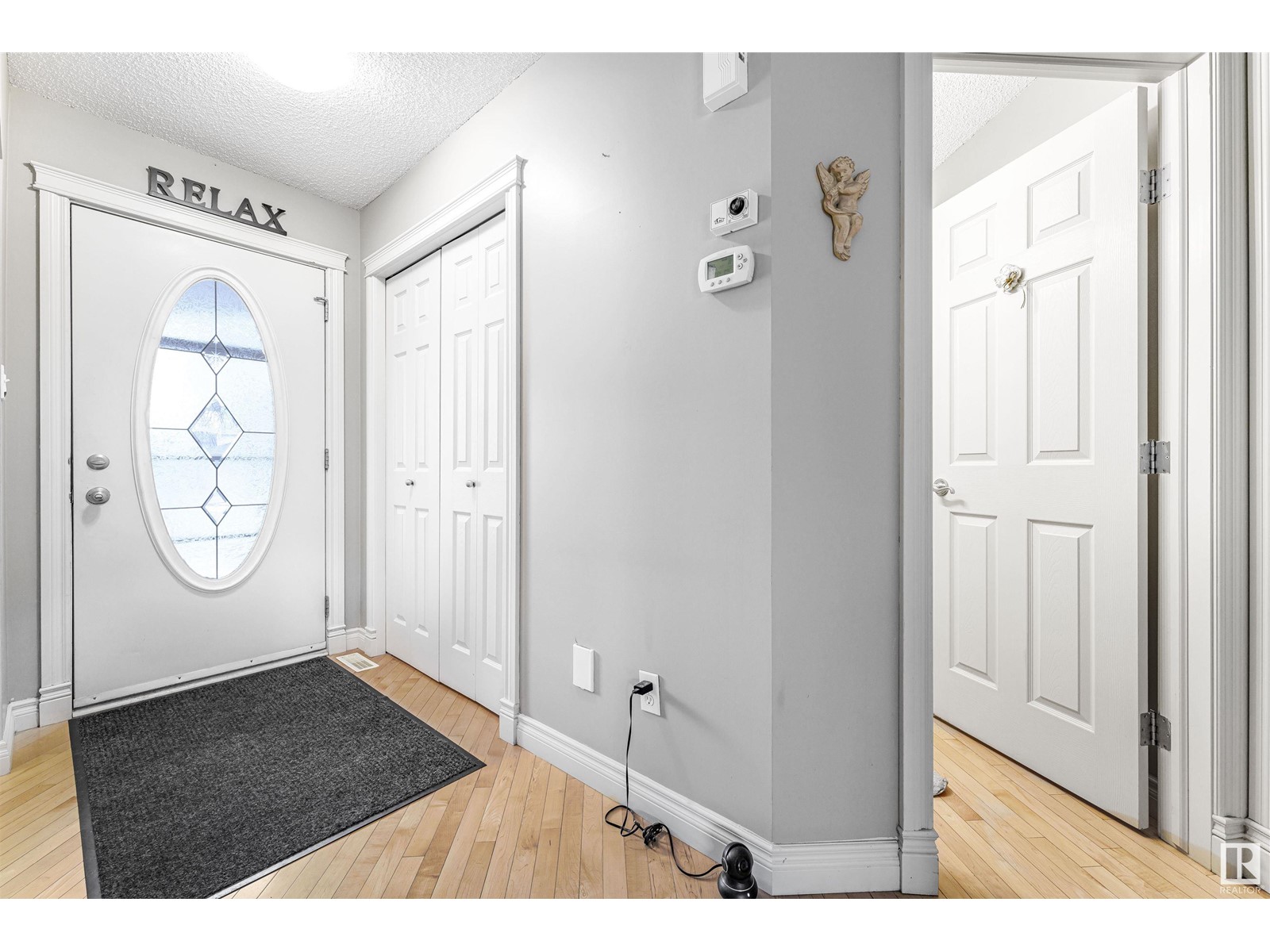 Property at 1629 Robertson Close SW image 4
