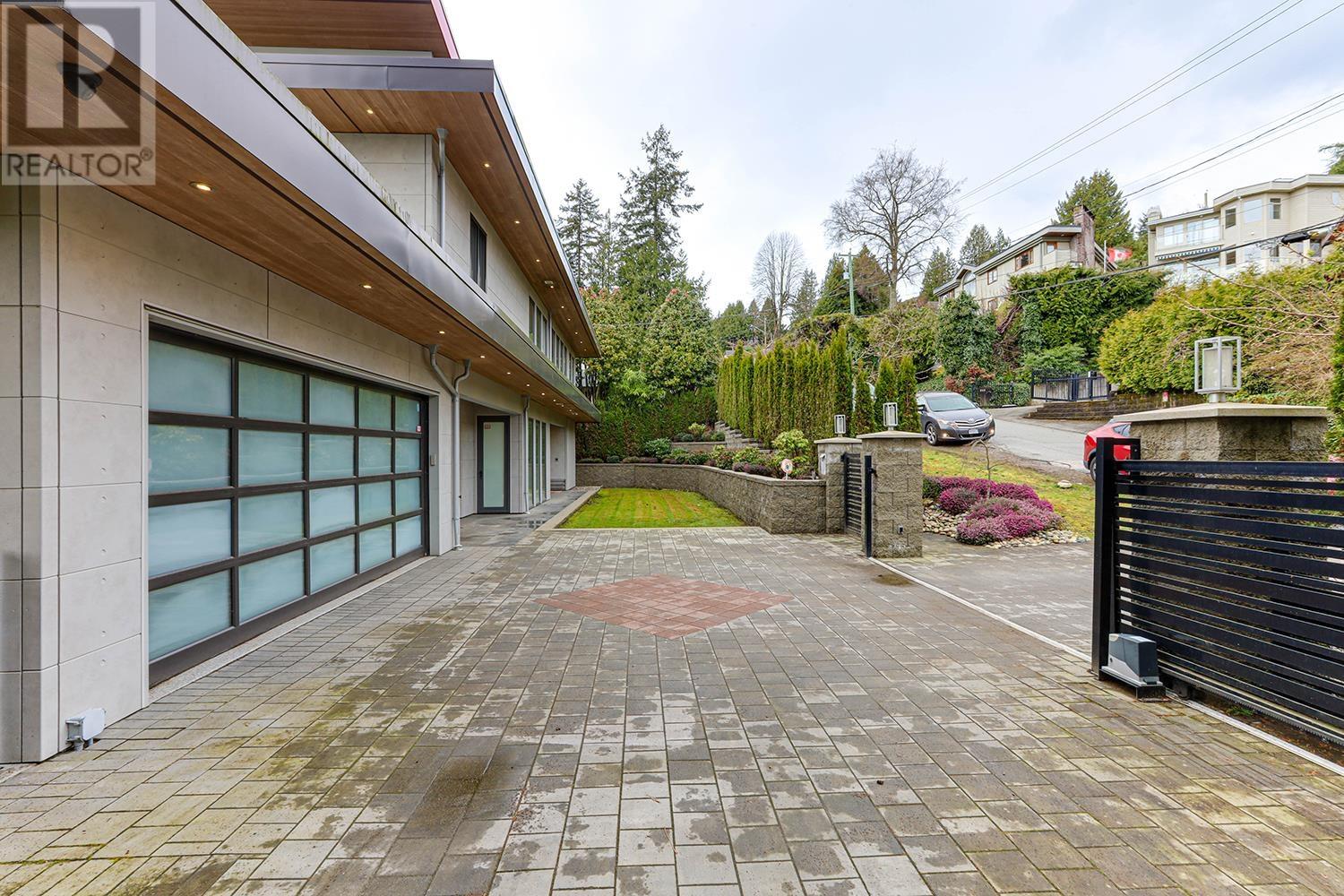 Property at 808 ESQUIMALT AVENUE image 2