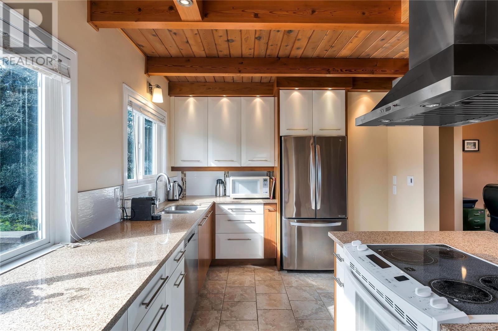 Property at 1005 Karen Cres image 4
