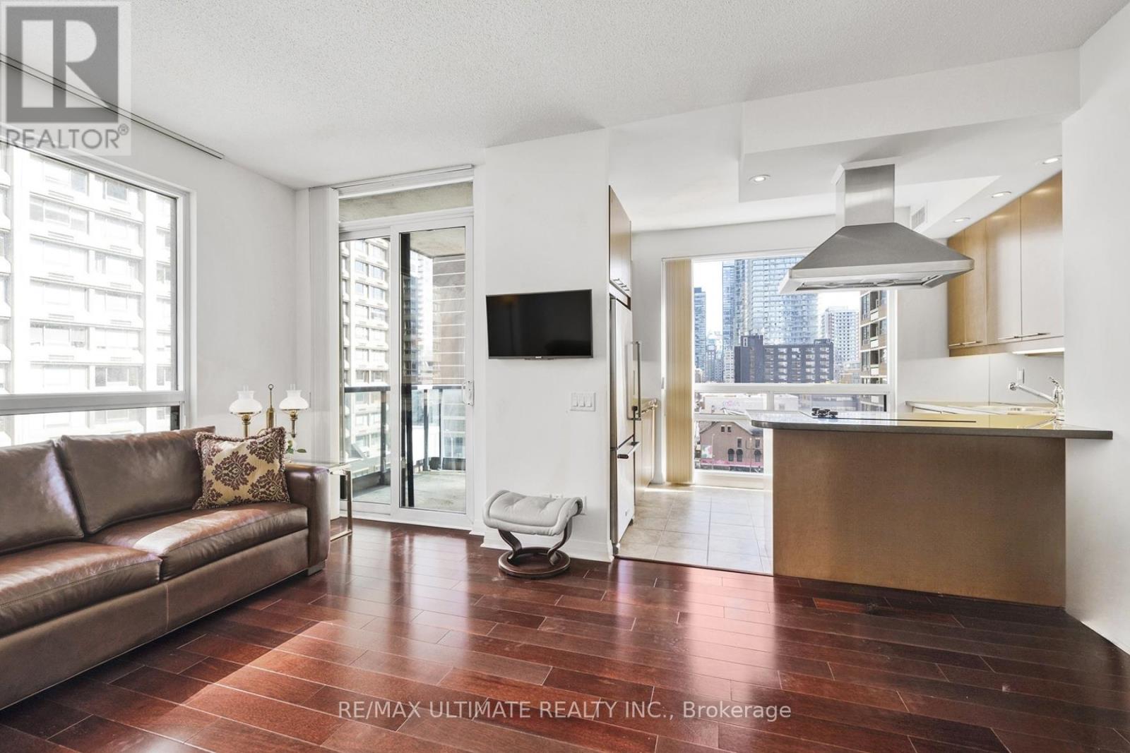 707 - 1121 Bay Street, Toronto, Ontario  M5S 3L9 - Photo 1 - C12039851
