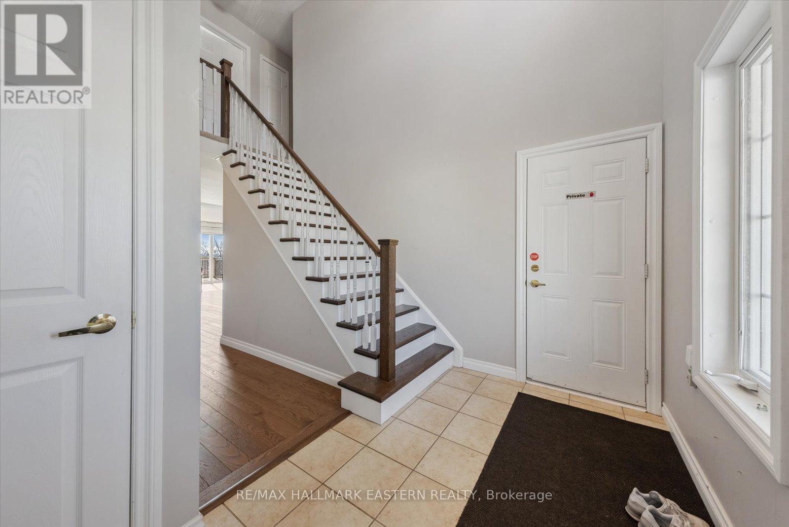 257 Tobin Court, Peterborough North, Ontario  K9H 7S7 - Photo 4 - X12040018