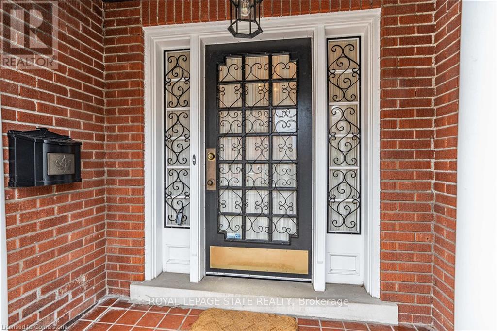 Property at 247 MACNAB STREET S image 3