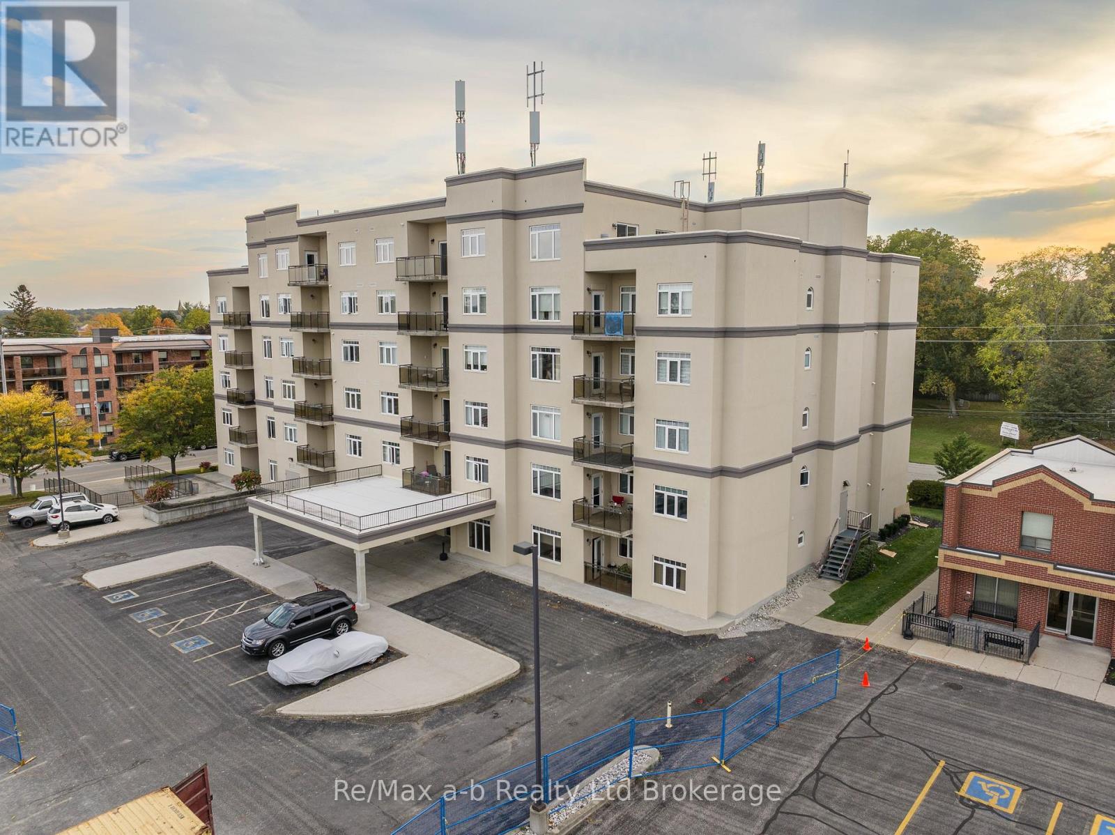 604 - 80 Bridge Street E, Tillsonburg, Ontario  N4G 1T2 - Photo 2 - X12040425