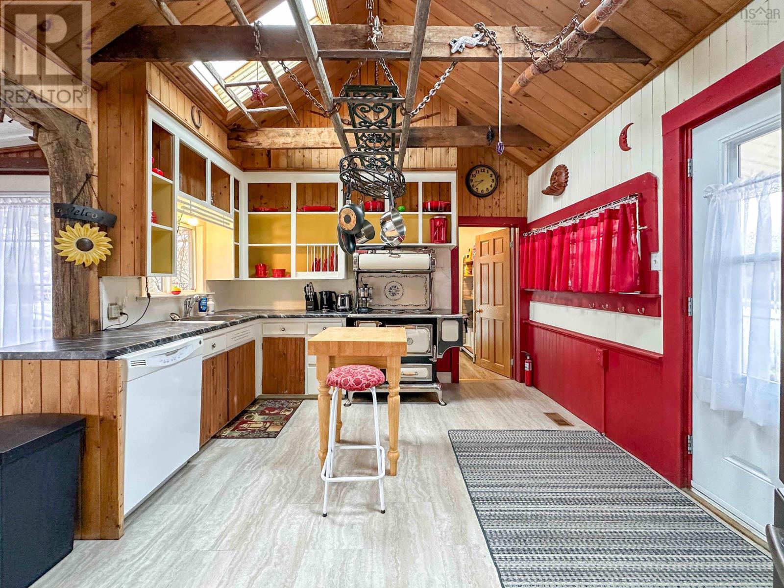 553 Lahave Street, Bridgewater, Nova Scotia  B4V 2V1 - Photo 15 - 202500865