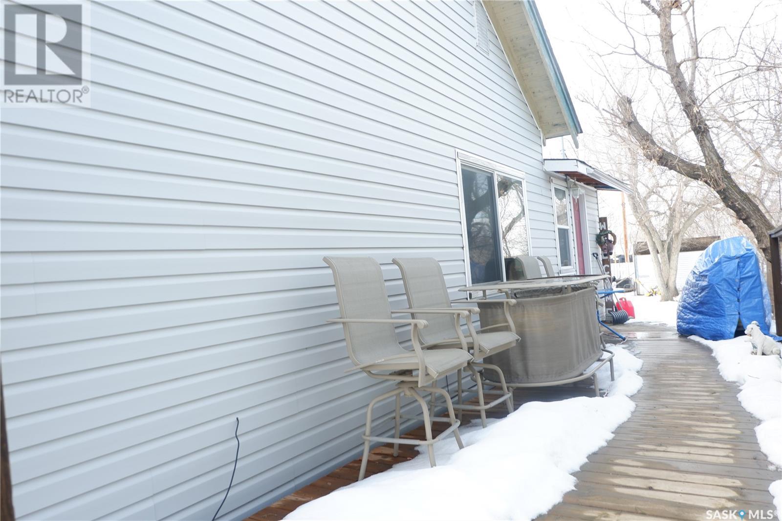 21 3rd Street E, Willow Bunch, Saskatchewan  S0H 4K0 - Photo 2 - SK992921