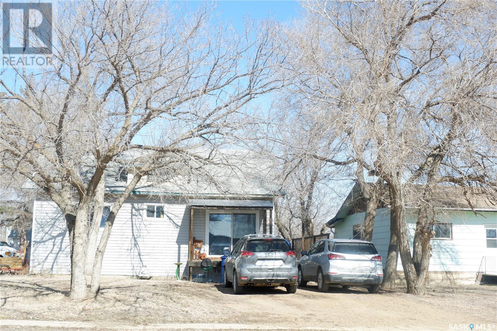 21 3rd Street E, Willow Bunch, Saskatchewan  S0H 4K0 - Photo 1 - SK992921