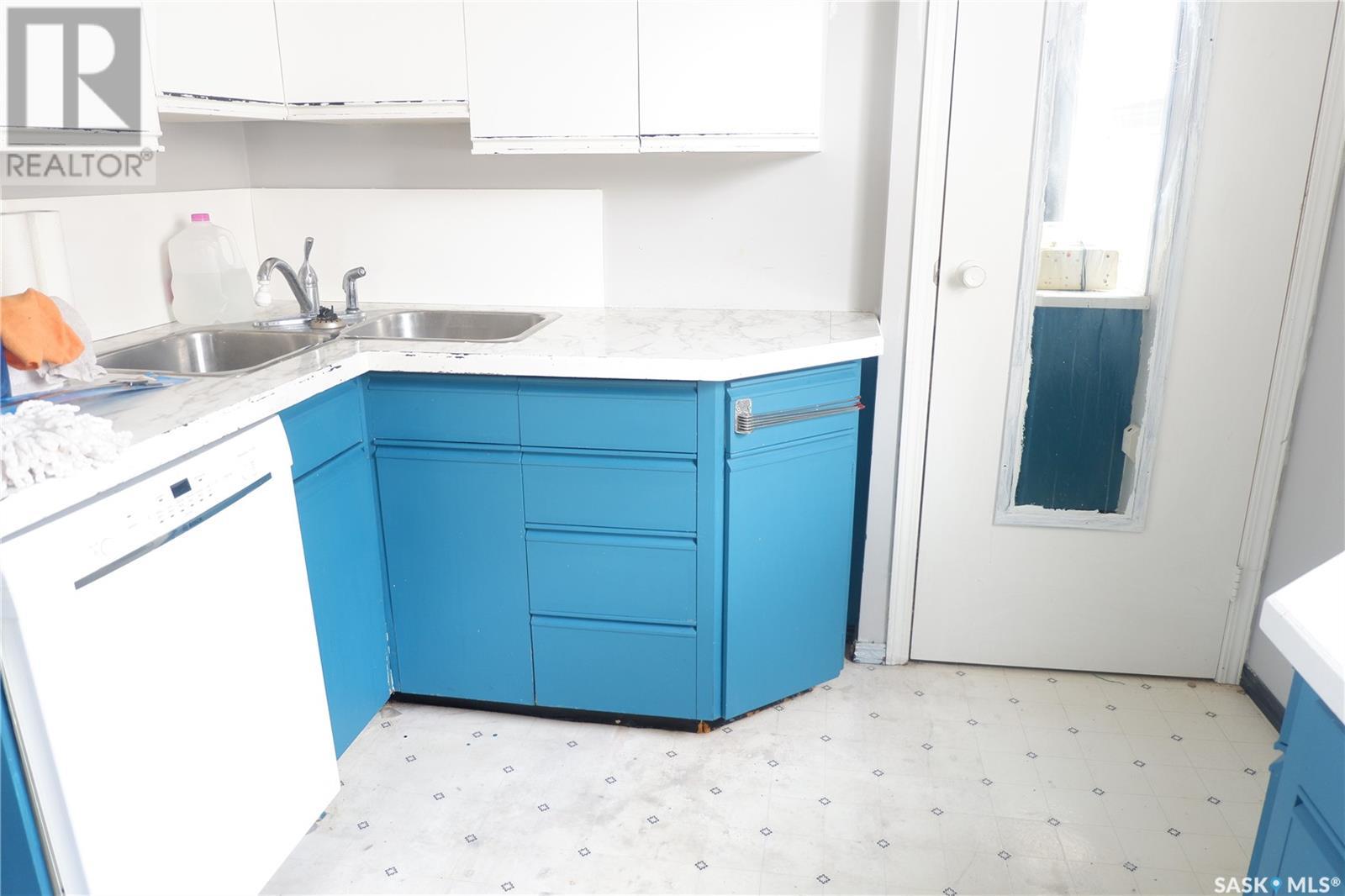 405 4th Avenue E, Assiniboia, Saskatchewan  S0H 0B0 - Photo 3 - SK999610