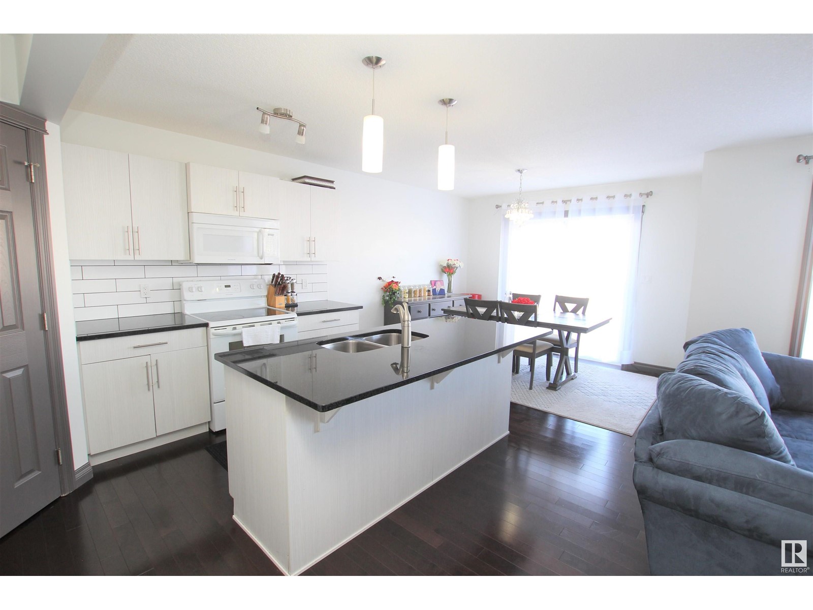 Property at 3252 16 AV NW image 4