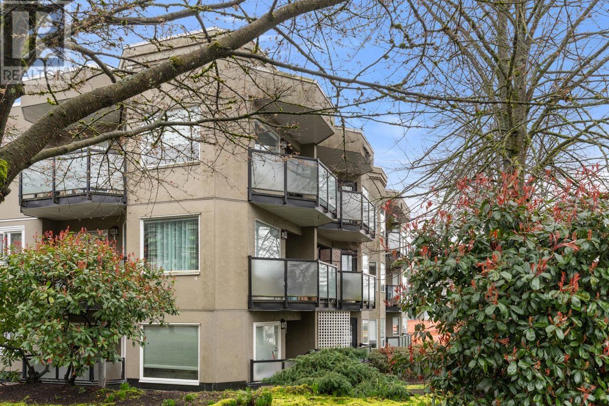 302 175 W 4th Street, North Vancouver, British Columbia  V7M 1H6 - Photo 1 - R2981404