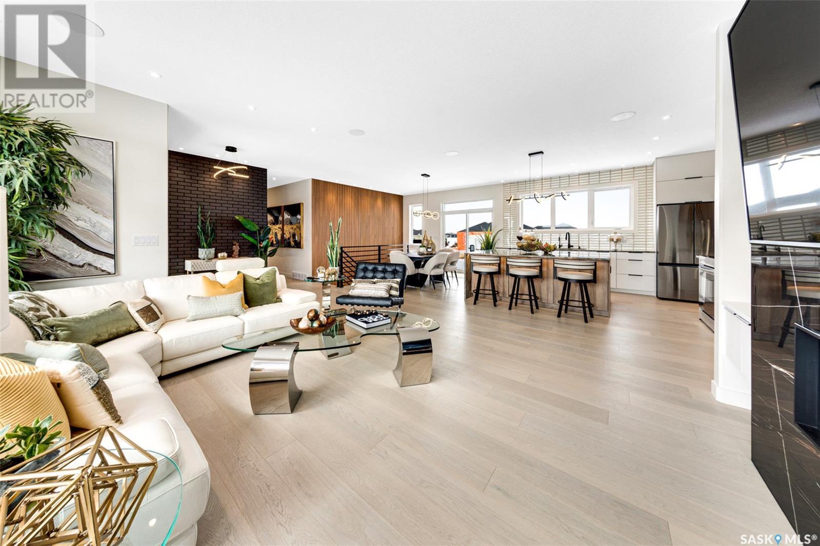 Property at 225 Edgemont CRESCENT image 3