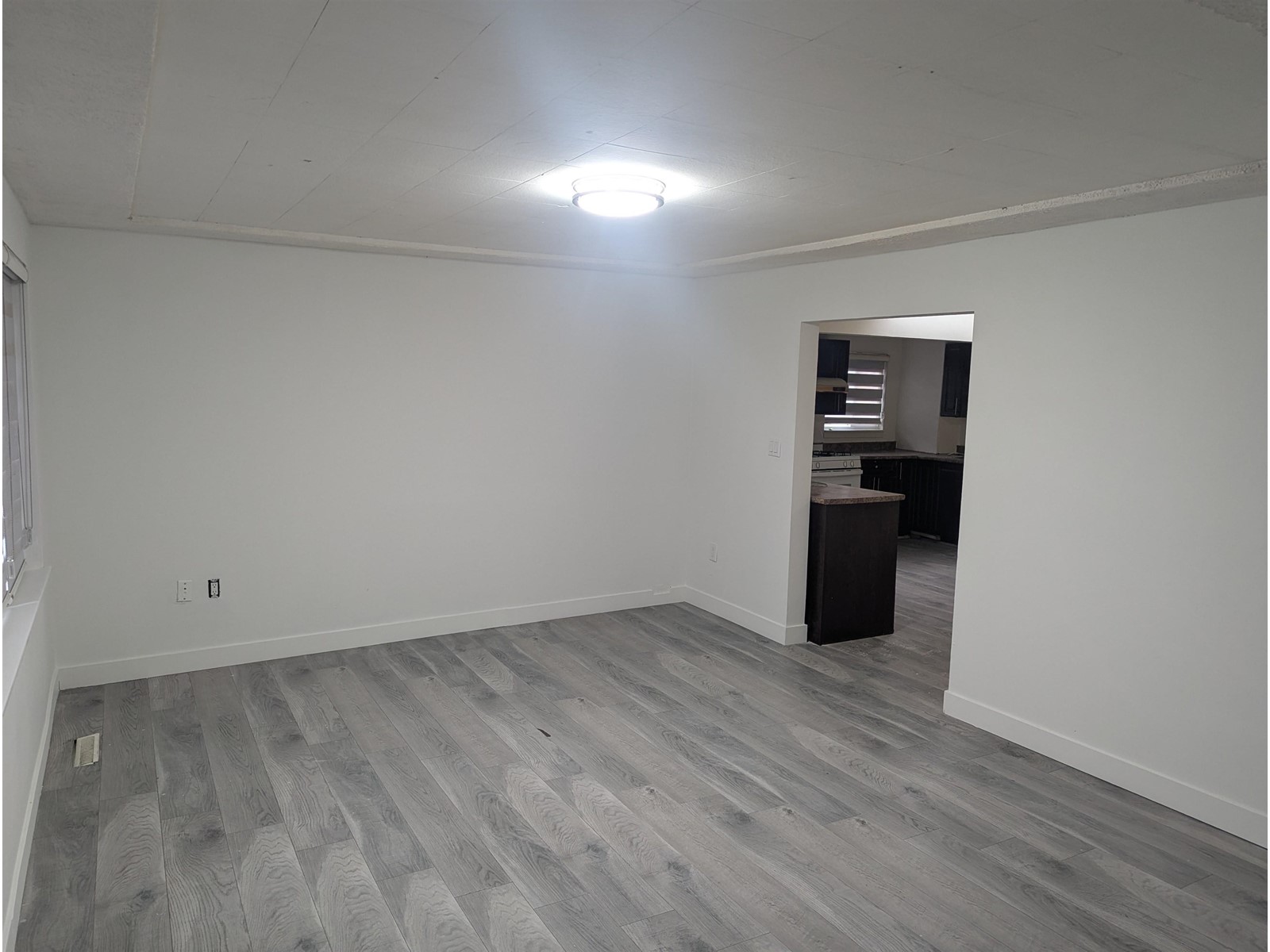Property at 13773 92 AVENUE image 3