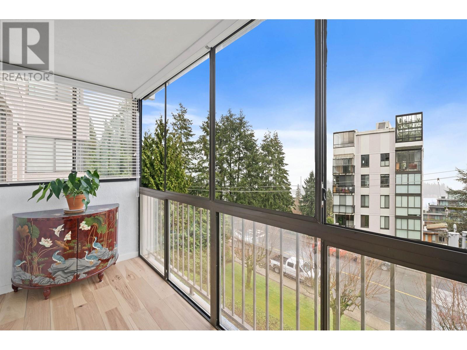 402 555 13th Street, West Vancouver, British Columbia  V7T 2N8 - Photo 4 - R2981803