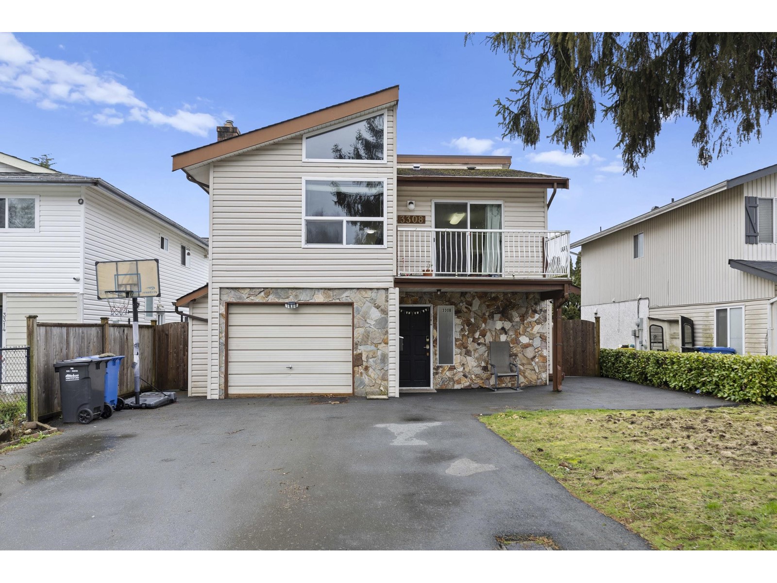 Property at 3308 JERVIS CRESCENT image 2