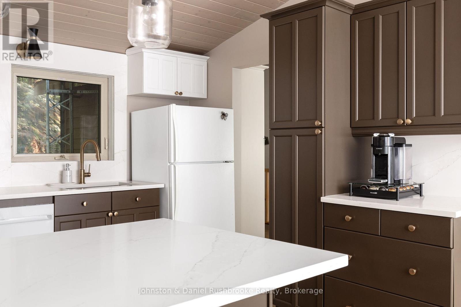 621 Peninsula Road, Gravenhurst, Ontario  P1P 1R2 - Photo 8 - X12040874
