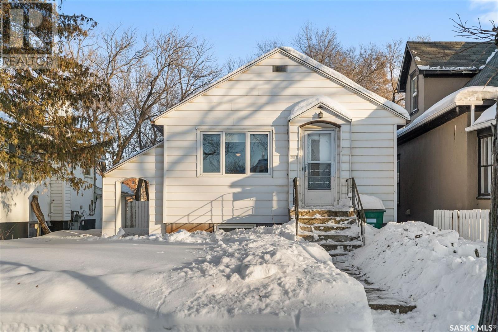 Property at 134 G AVENUE N image 3