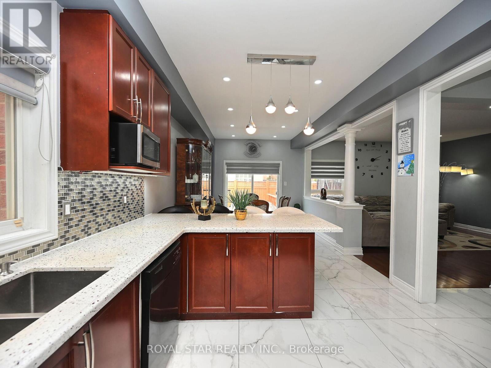 33 Alice Spring Crescent, Brampton (Credit Valley), Ontario  L6X 0R7 - Photo 11 - W12029412