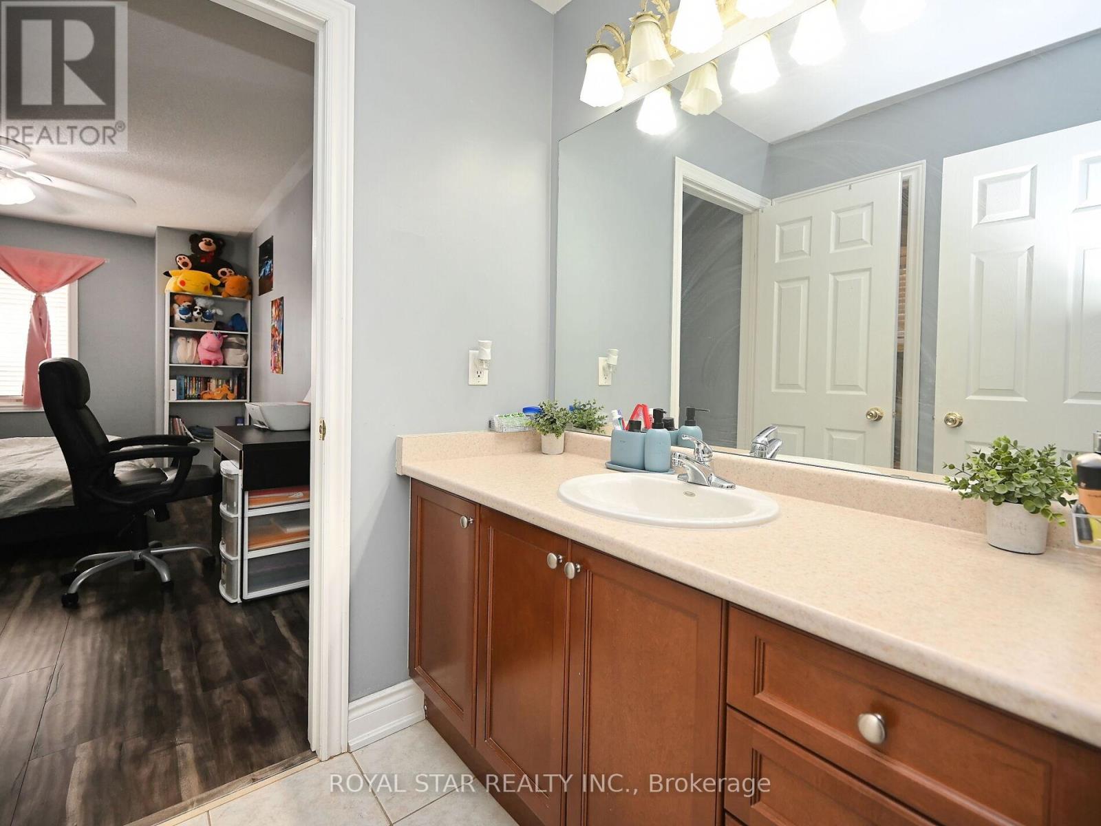 33 Alice Spring Crescent, Brampton (Credit Valley), Ontario  L6X 0R7 - Photo 23 - W12029412